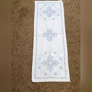 Jack Dempsey Table Runner Blue White Snowflake Flower Embroidered